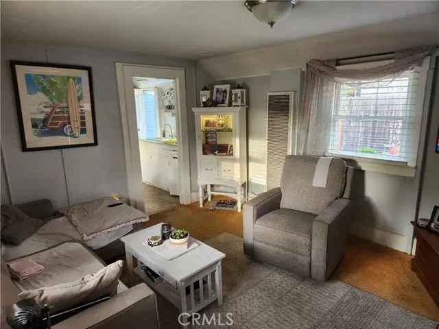 Single-family house For Sale in 105, Acacia Avenue, Huntington Beach, California