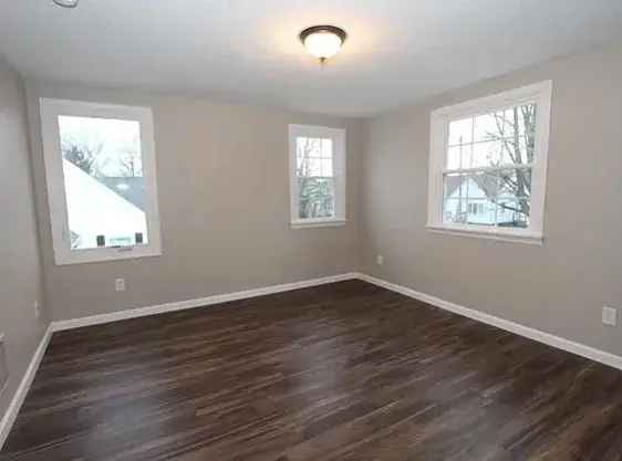 7 Bedroom Home Near EIU Campus - All Utilities Included