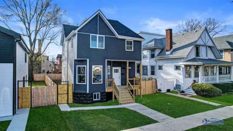 Single-family house For Sale in 5905, West Erie Street, Chicago, Illinois