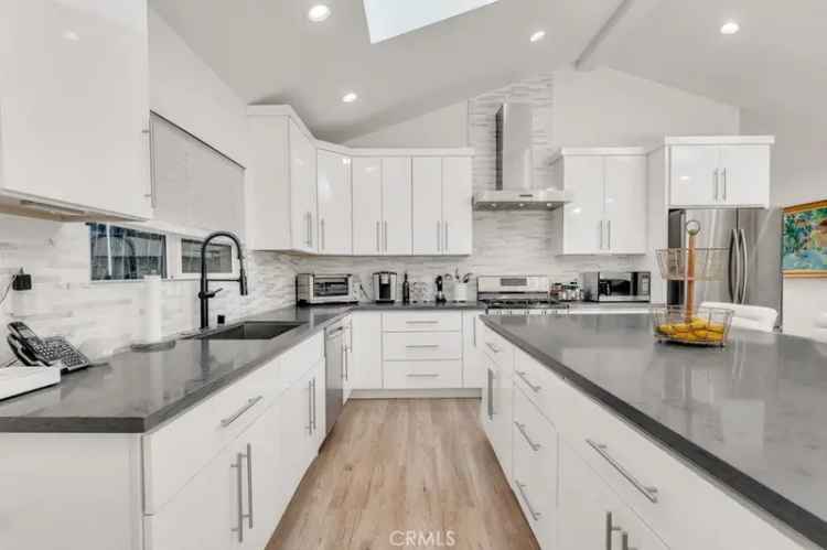 Single-family house For Sale in 18016, Collins Street, Los Angeles, California