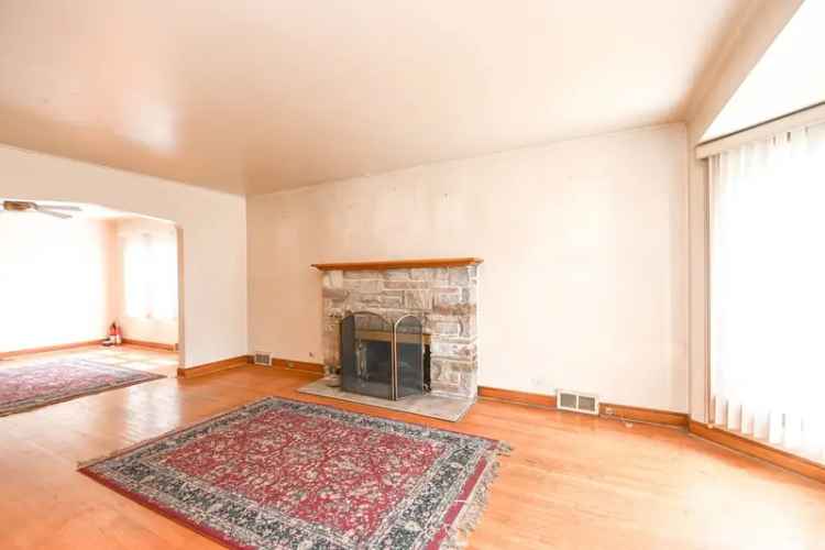 Single-family house For Sale in 11841, South Campbell Avenue, Chicago, Illinois