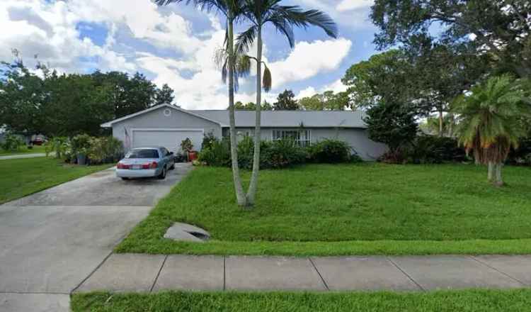 Single-family house For Sale in 532, Southeast Thornhill Drive, Port Saint Lucie, Florida