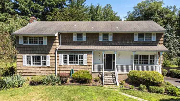 Single-family house For Sale in 40, Beaver Brook Road, Ridgefield, Connecticut