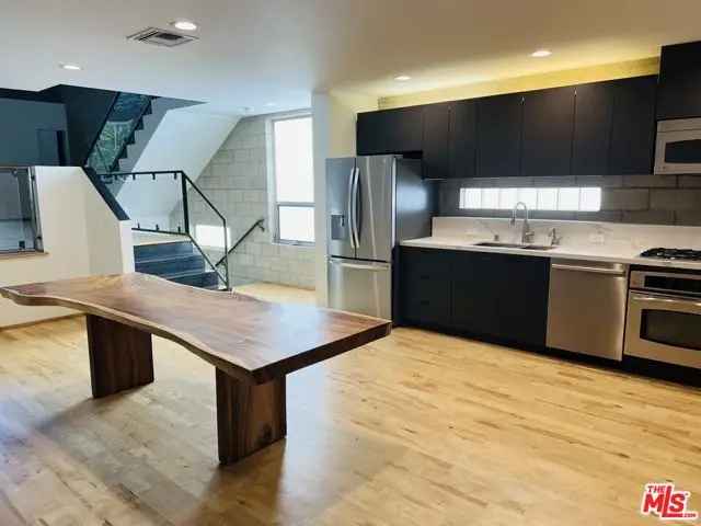 Condo For Sale in 6621, Melrose Avenue, Los Angeles, California