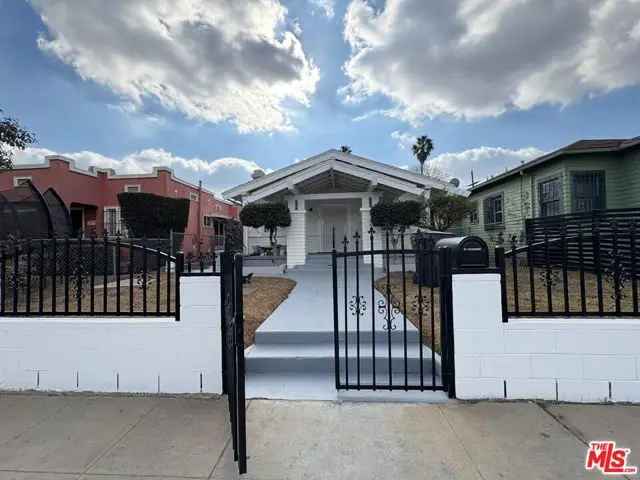 Single-family house For Sale in 2526, West 21st Street, Los Angeles, California