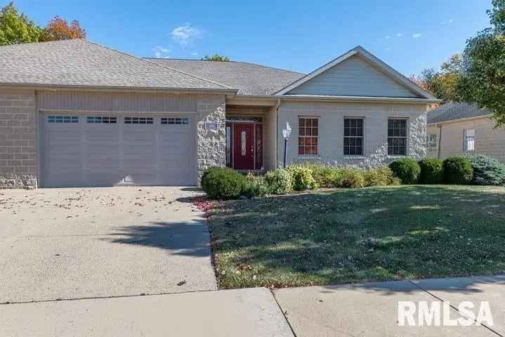 Single-family house For Sale in 11226, North Oakwood Drive, Peoria, Illinois