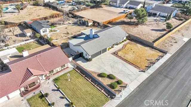 Single-family house For Sale in 11585, Topaz Road, Victorville, California