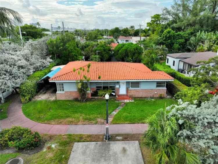 Single-family house For Sale in 1300, Marseille Drive, Miami Beach, Florida