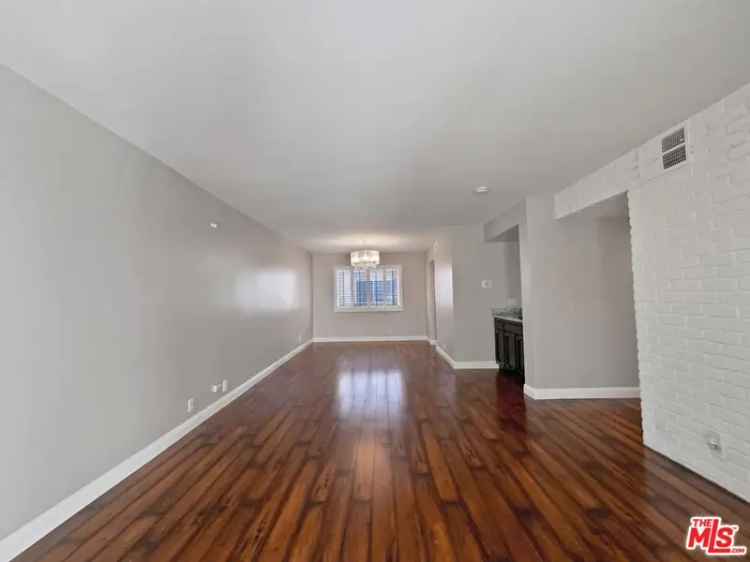 Condo For Sale in Los Angeles, California