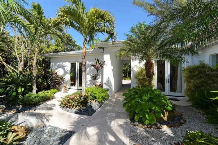 Single-family house For Sale in Longboat Key, Florida