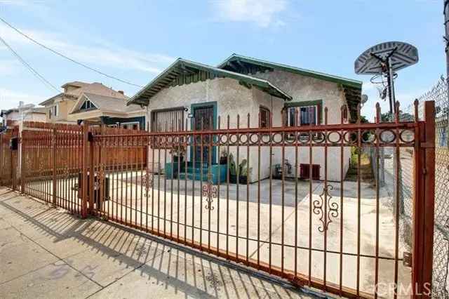 Single-family house For Sale in 736, East 40th Place, Los Angeles, California