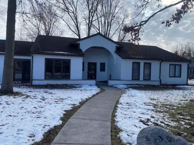 Single-family house For Sale in 8130, Roanoke Drive, Fort Wayne, Indiana