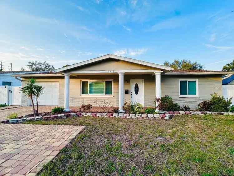 Single-family house For Sale in 8139, 38th Avenue North, Saint Petersburg, Florida