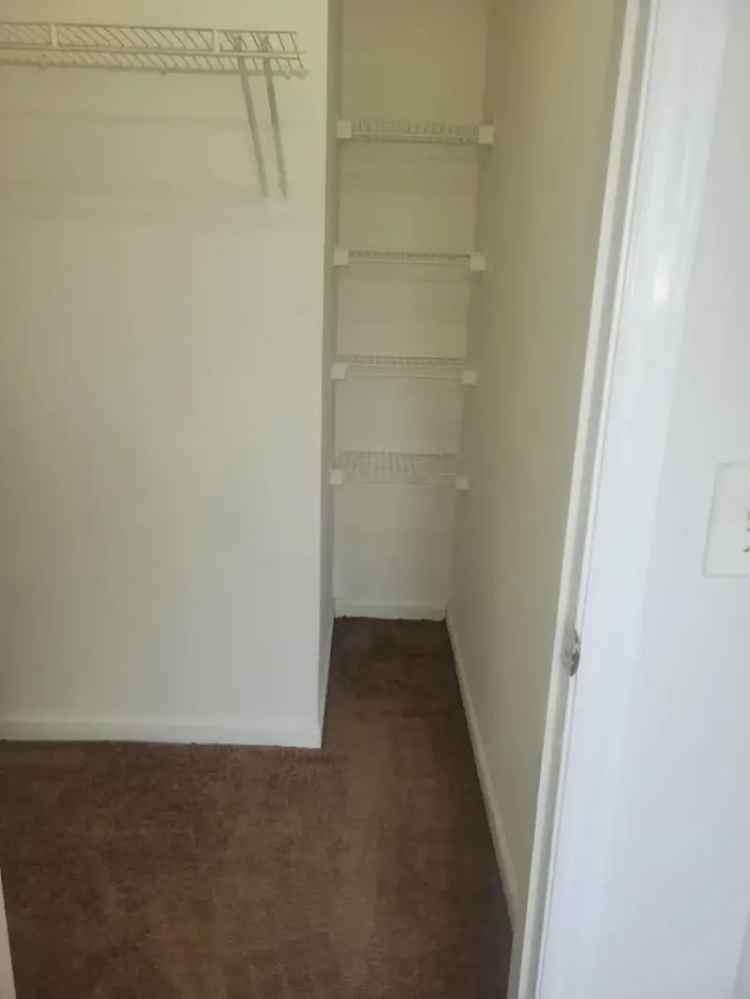 Room for Rent Near Crossroads Shopping Center