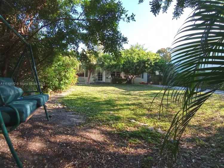 Single-family house For Sale in 563, West 49th Street, Miami Beach, Florida