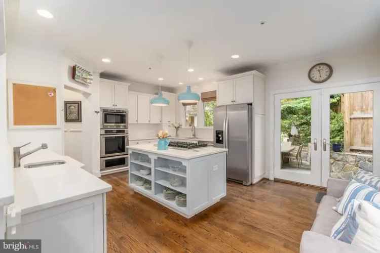 Single-family house For Sale in 2502, Chain Bridge Road Northwest, Washington, District of Columbia