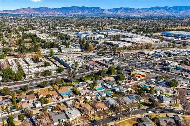 Multi-family house For Sale in 17038, Roscoe Boulevard, Los Angeles, California