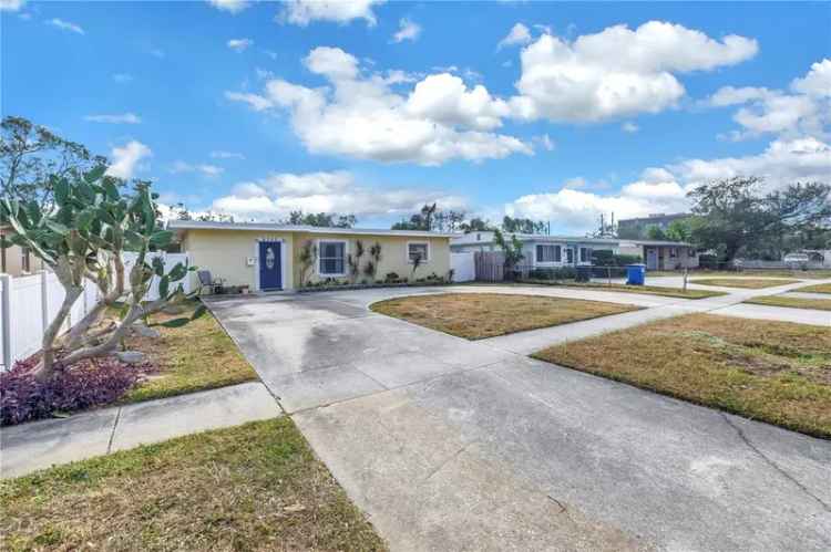 Single-family house For Sale in 6366, 38th Avenue North, Saint Petersburg, Florida