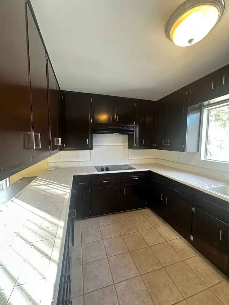 3 Bedroom 2 Bathroom Apartment in Long Beach