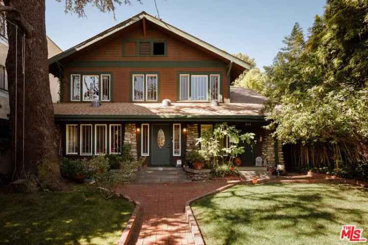 Single-family house For Sale in 2111, North Beachwood Drive, Los Angeles, California