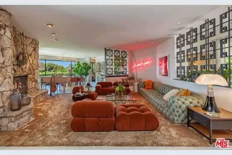 Single-family house For Sale in 1070, North Hillcrest Road, Beverly Hills, California