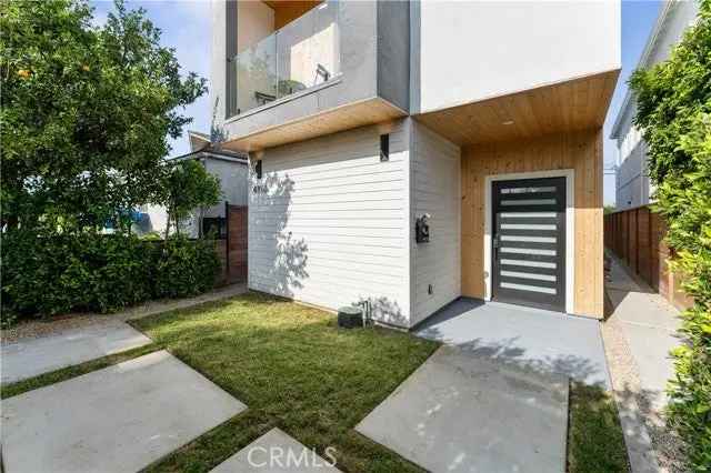 Single-family house For Sale in Culver City, California