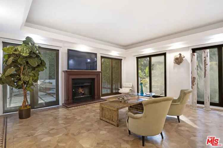 Single-family house For Sale in 1668, Rising Glen Road, Los Angeles, California