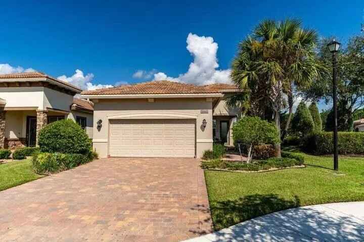 Single-family house For Sale in 20046, Southwest Caserta Way, Port Saint Lucie, Florida