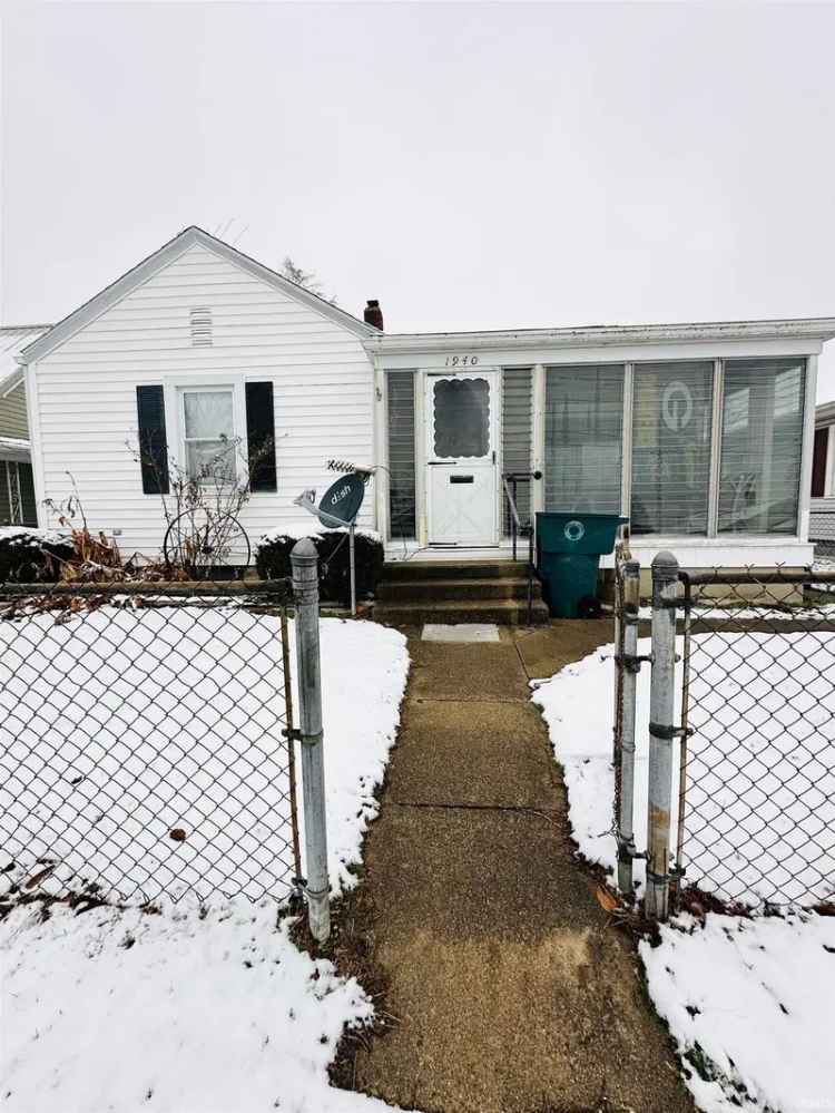 Single-family house For Sale in 1940, West 9th Street, Muncie, Indiana