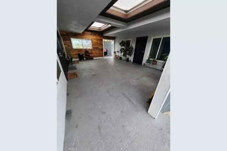 Multi-family house For Sale in 5847, Cherry Avenue, Long Beach, California