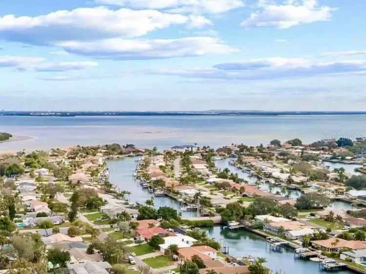 Single-family house For Sale in 1967, Montana Avenue Northeast, Saint Petersburg, Florida