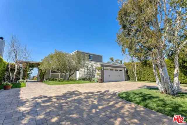 Single-family house For Sale in 6439, Surfside Way, Malibu, California