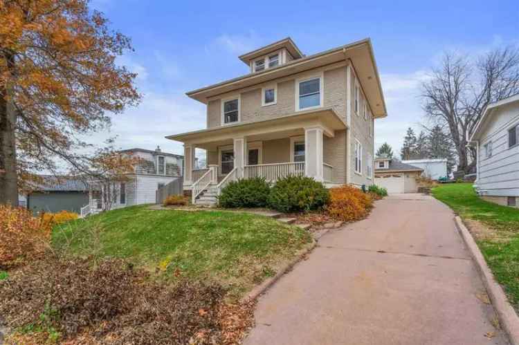 Single-family house For Sale in Oxford, Iowa