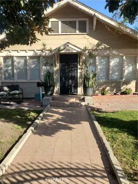 Single-family house For Sale in Santa Ana, California