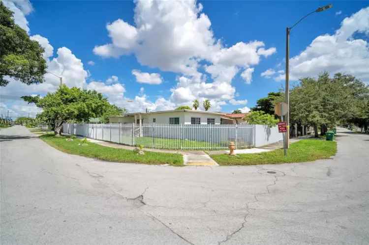 Single-family house For Sale in 451, Northwest 30th Place, Miami, Florida