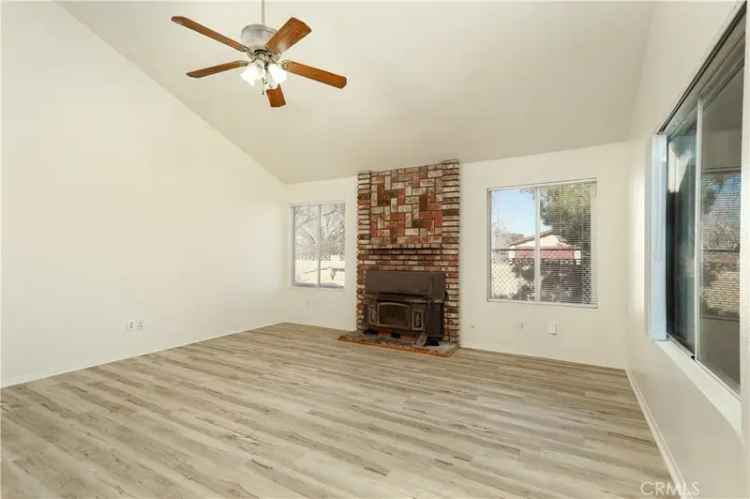 Single-family house For Sale in 44551, 12th Street East, Lancaster, California