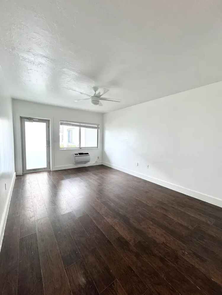 South Beach Studio Apartment - Walk to Beach and Amenities