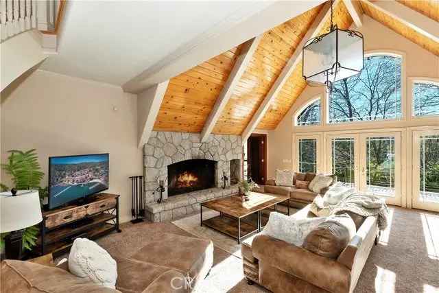 Single-family house For Sale in 28175, North Shore Road, Lake Arrowhead, California