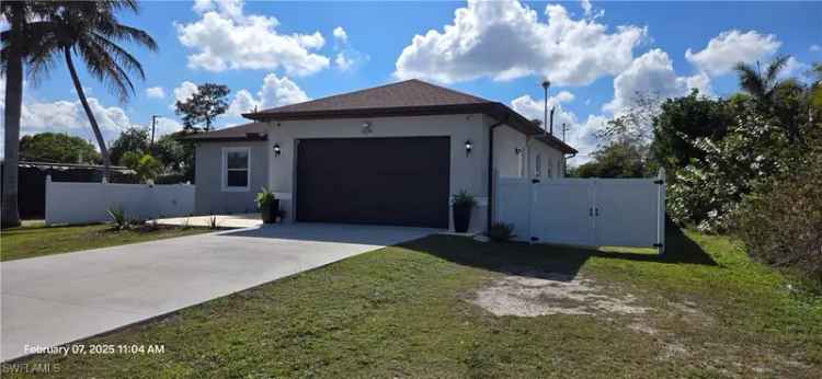 Single-family house For Sale in 3196, Connecticut Avenue, East Naples, Florida