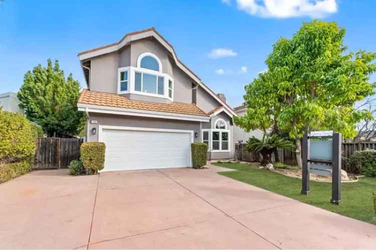 Single-family house For Sale in 1060, West Hill Court, Cupertino, California