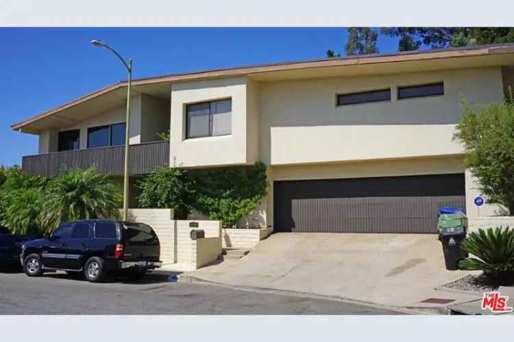 Single-family house For Sale in 1461, Laurel Way, Beverly Hills, California