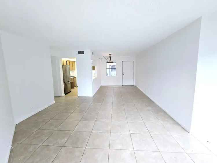 Charming 2nd Floor Condo for Rent in West Palm Beach