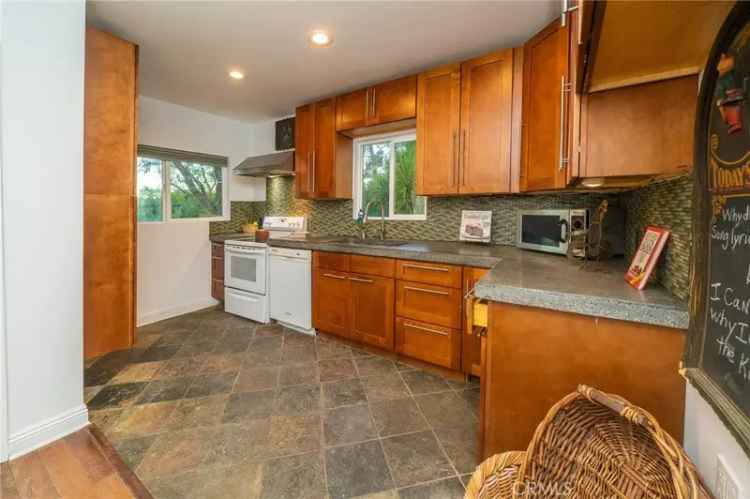 Single-family house For Sale in Unincorporated Chatsworth, California