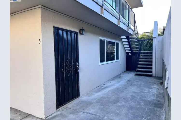 Multi-family house For Sale in 4059, Allendale Avenue, Oakland, California