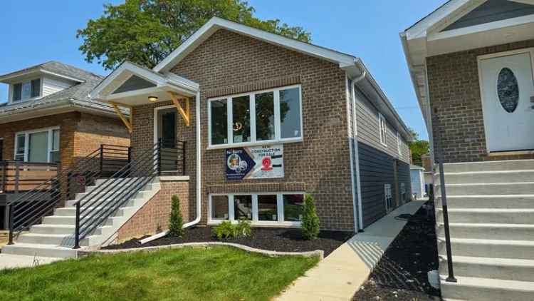 Single-family house For Sale in 8237, South Fairfield Avenue, Chicago, Illinois