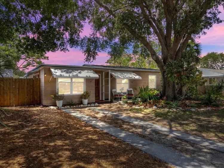 Single-family house For Sale in 7126, 13th Street North, Saint Petersburg, Florida