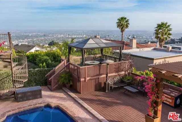 Single-family house For Sale in 2393, Venus Drive, Los Angeles, California