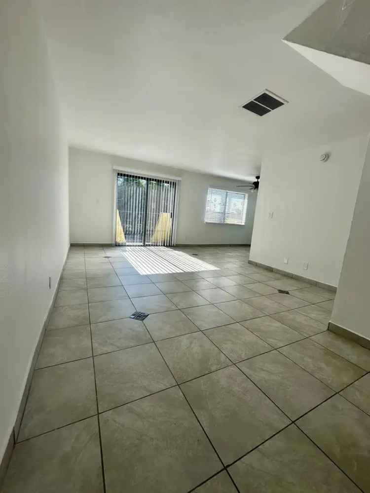 2 Bedroom Townhouse for Rent in Lake Balboa Van Nuys