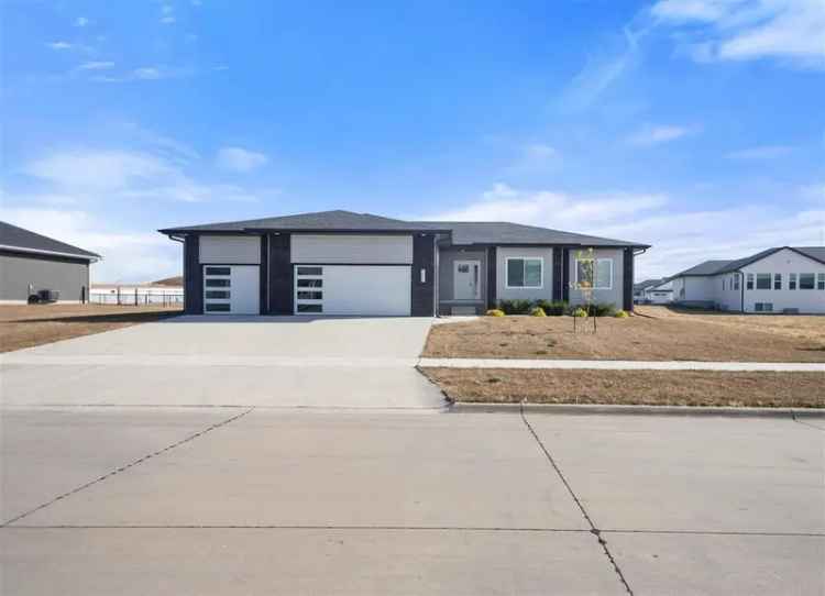 Single-family house For Sale in 1408, Heartland Street, Fairfax, Iowa