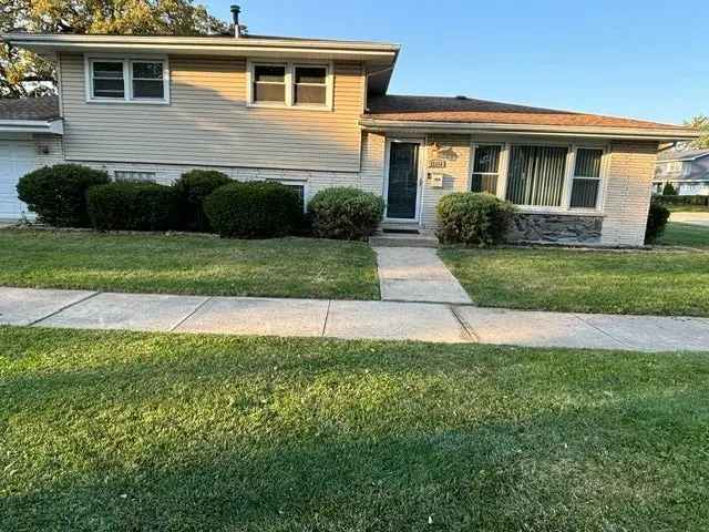 Single-family house For Sale in 15760, Church Drive, South Holland, Illinois